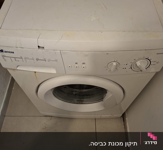 מכונת כביסה לבנה עם כפתורים ולוח בקרה